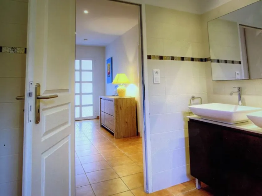 Location pour 4 personnes maxi avec terrasse de 30 m2 au calme - Image 1