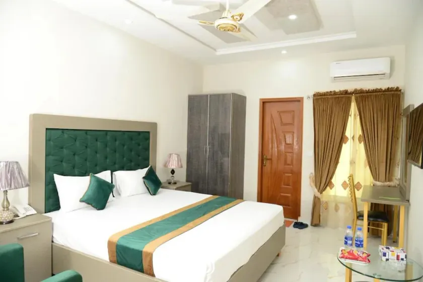 Executive Inn Guest House - Image 1