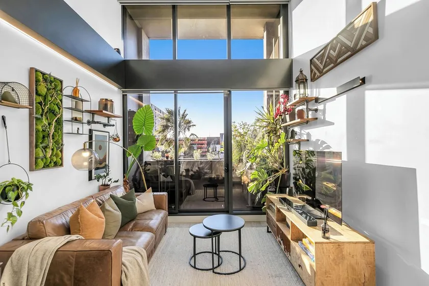 Sol Docklands | Large 3BR Loft, Infinity Pool, Gym, Free Parking & Free Trams - Image 1