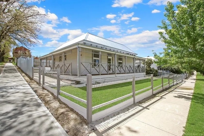 Newly renovated, dog-friendly, 5 minute walk to town! - Image 1