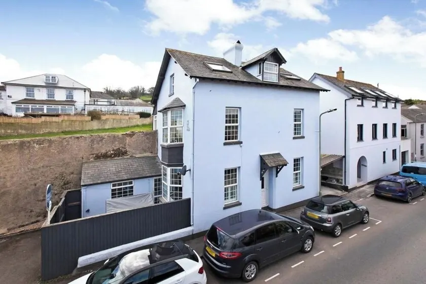 Town house , Private parking , 5min walk to beach - Image 1
