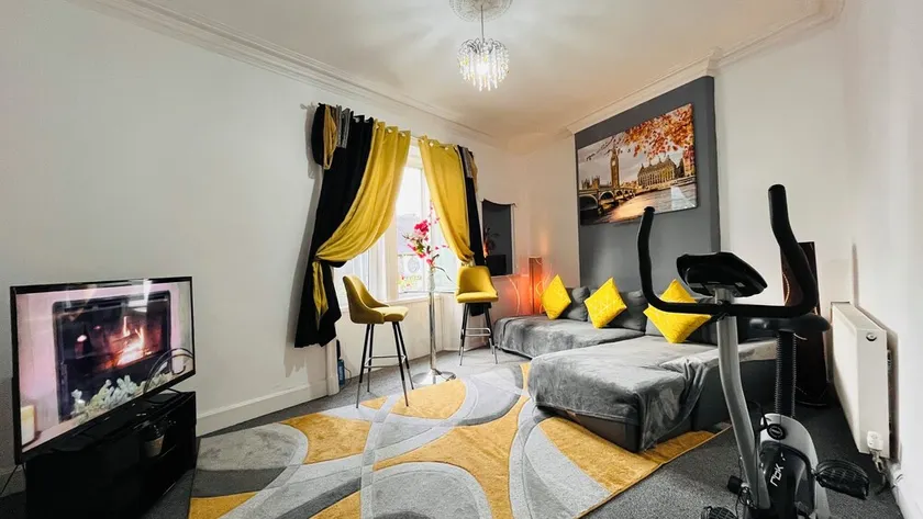 3 Bedrooms Apartment With Free Parking, Self Check in/out - Perfect for 8 Guests - Image 1