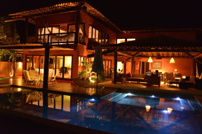 Amazing house with 5 suites near natural pools. - Image 1