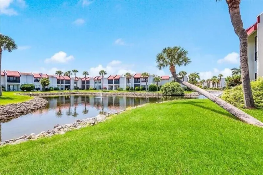 Runaway Bay 180 - Pool, Beach, gym and bay - Image 1