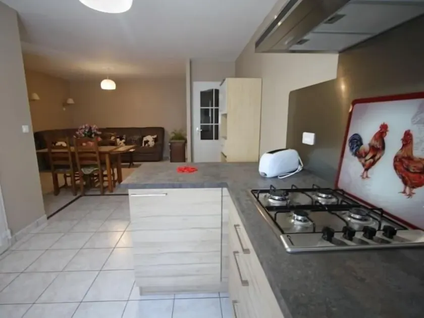 Apartamento funcional con terraza, bicicletas y baby-foot para disfrutar del arte y la tradición local - Image 1