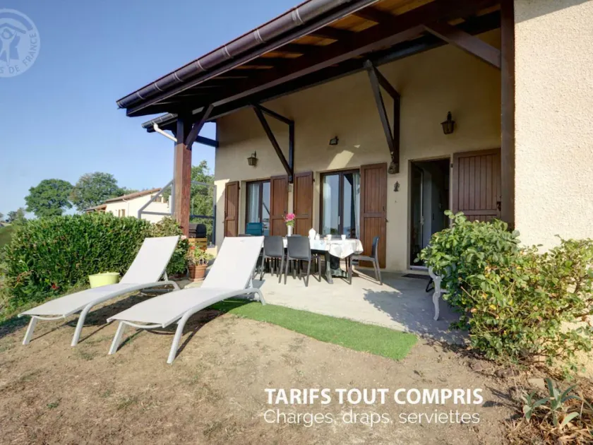 Geräumiges Ferienhaus mit Terrasse und Garten in Saint-Christo-en-Jarez - Image 1