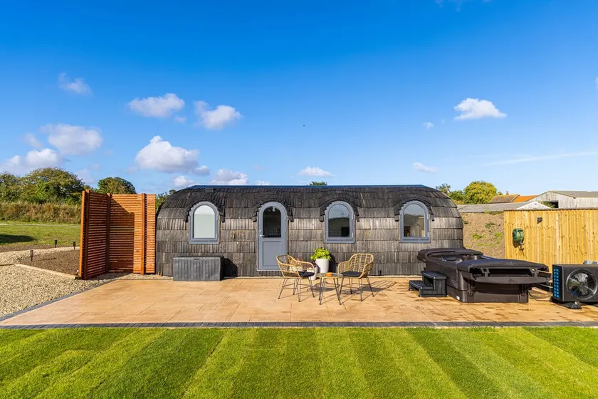 VEIKO - MAYFLOWER MEADOW, romantic, with hot tub in Brandesburton - Image 1