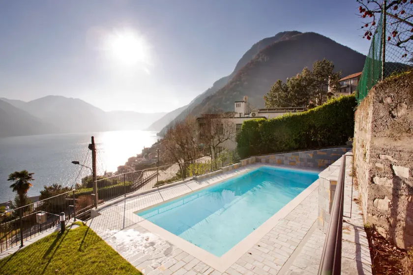 Argegno Pool Apartment. Moderna casa panorámica de 180 grados con vista al lago de 2 habitaciones. - Image 1