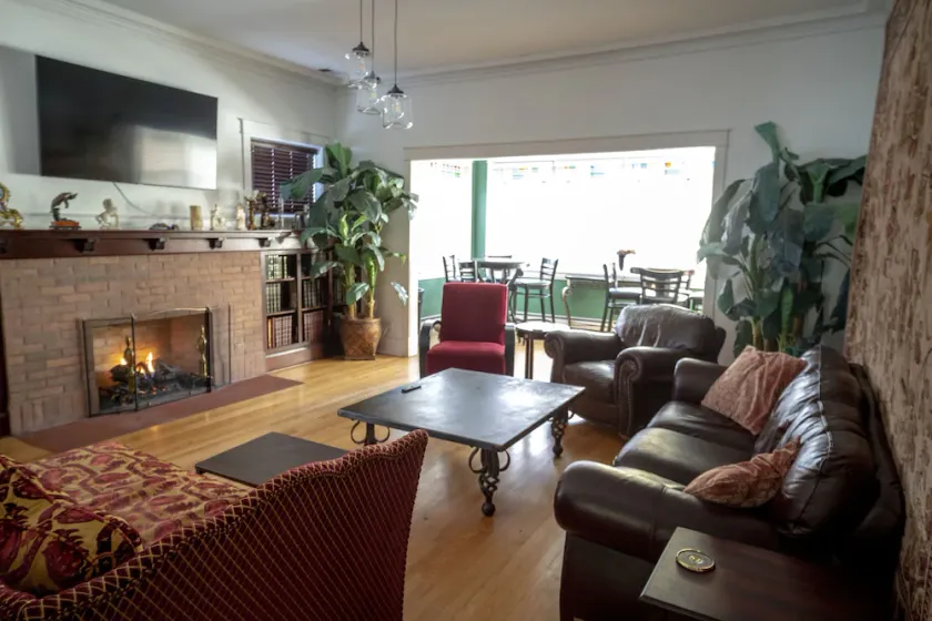 Bootlegger House Sleeps 10-20 Free TV & Parking - Image 1
