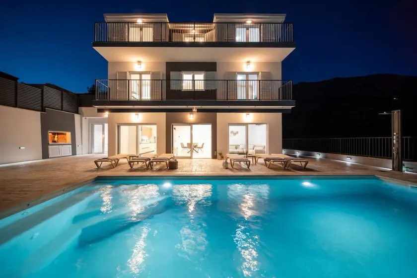 Luxurious 7-Bedroom Villa MI with Private Pool, 500m from the Beach - Image 1