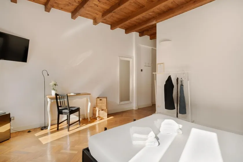 Deluxe spaciuos double room with large modern ensuite bathroom and airconditioning - Image 1