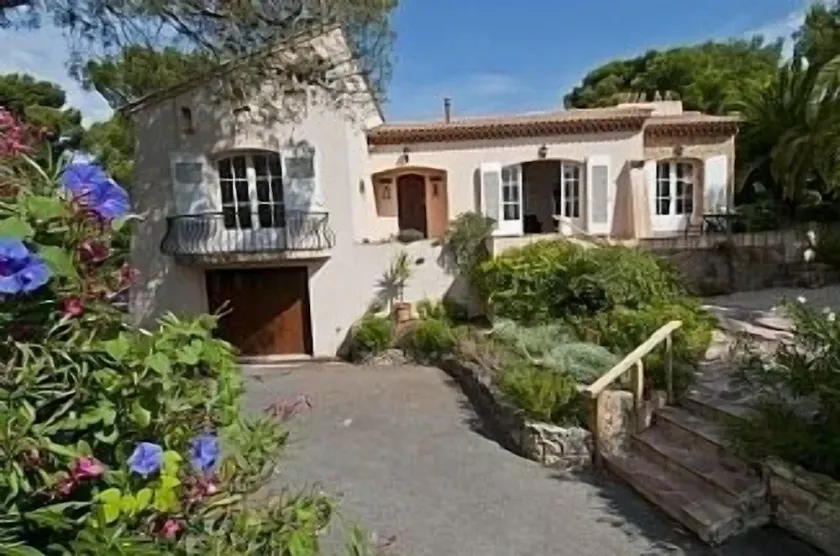 Smuk villa med privat pool beliggende i modne haver - Image 1