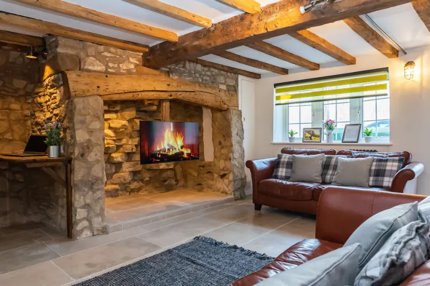 Stunning 4 Bed Sleeps 8 Cottage Parking - Image 1