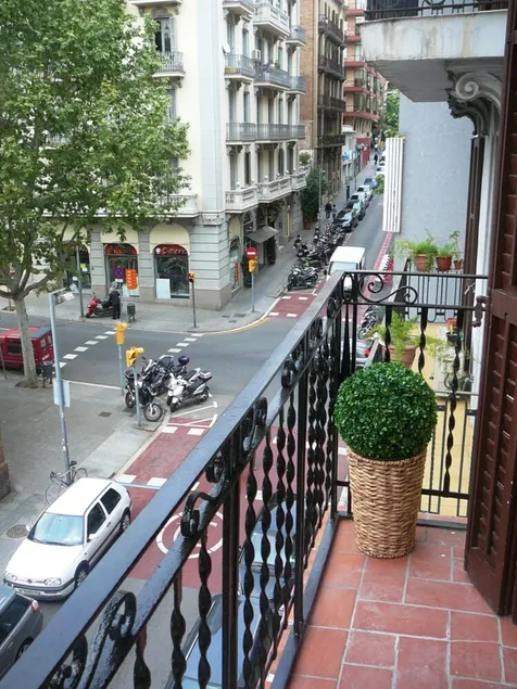 MIRALL, EN EL MEJOR BARRIO DE LA CIUDAD, frente a un mercado emblemático, rodeado de comercios y restaurantes y muy bien comunicado con todo. - Image 1