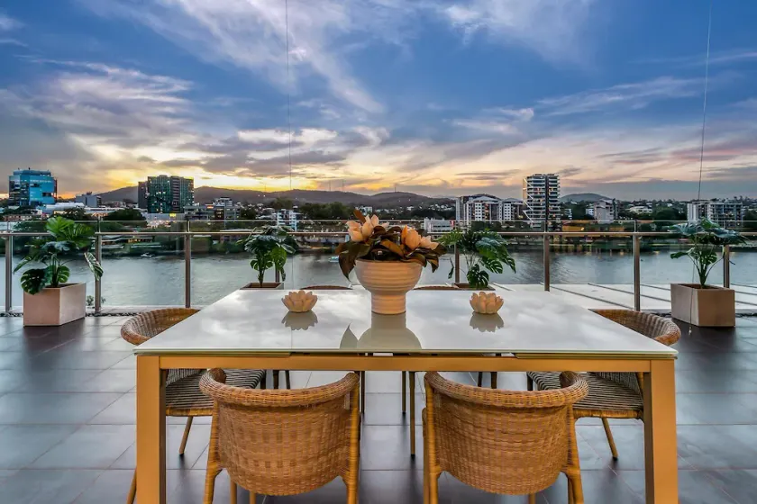 Stunning Waterfront Penthouse 3 or 4 Bedrooms - Image 1