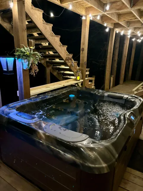 Serenity Now - Family and pet friendly, hot tub, firepit, deluxe peaceful retrea - Image 1