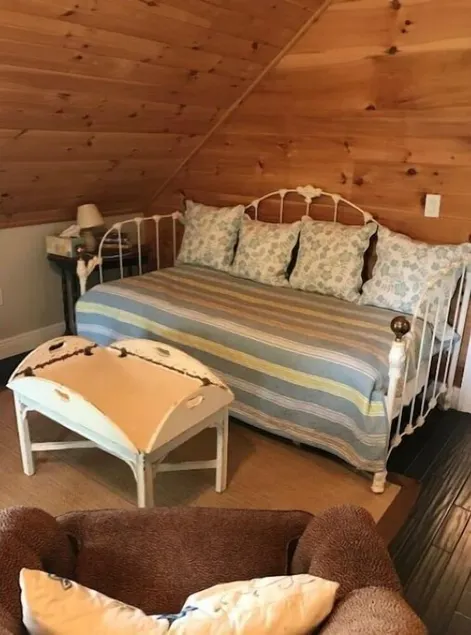 Garage Cottage Apartment with Horse Pasture - Image 1