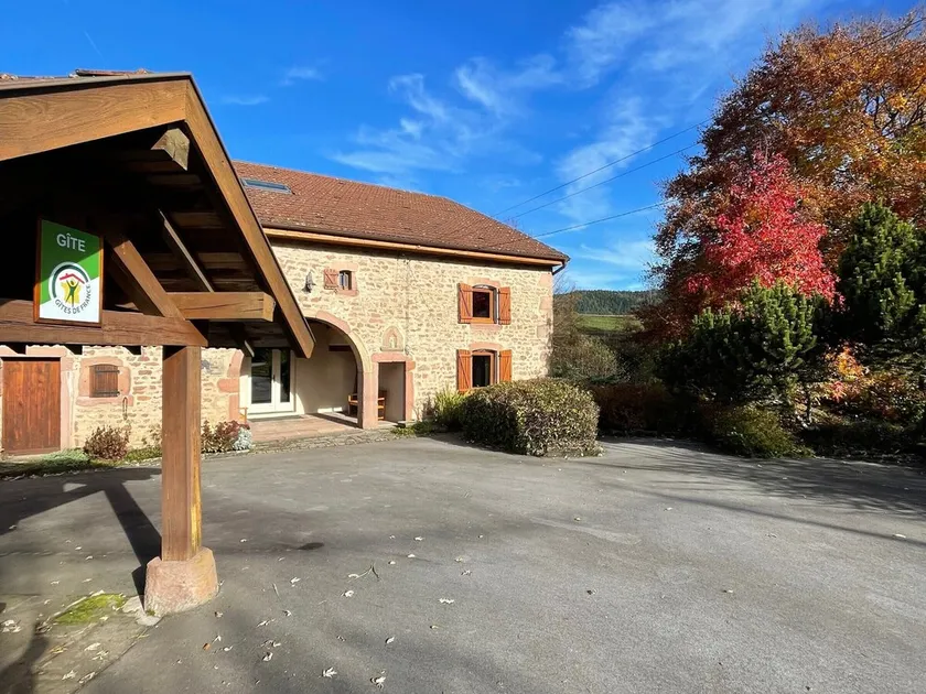 Superbe Ferme Rénovée avec Cheminée, Wifi, et Jeux Extérieurs près de Gérardmer et Épinal - Image 1