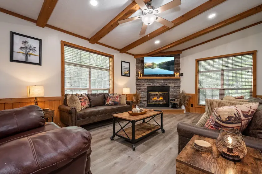 ✩✩ Cozy Lake Escape, Hot Tub, King Bed + Fireplace ✩✩ - Image 1