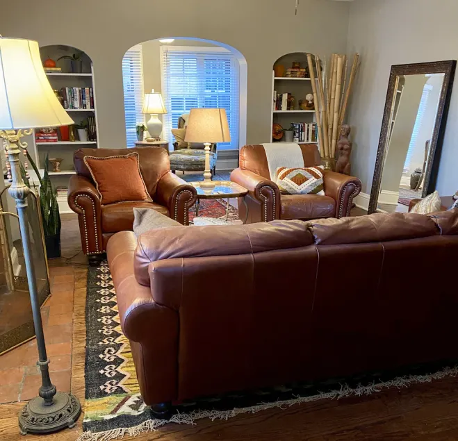 Old World Charm Flat in Upscale Neighborhood - Image 1