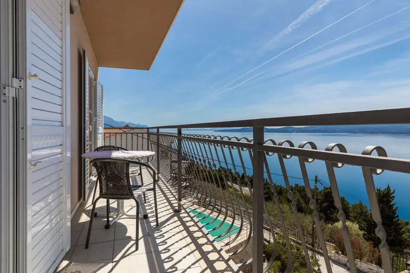 Apartamento de tres habitaciones con balcón y vista al mar Mimice, Omis (A-2805-a) - Image 1