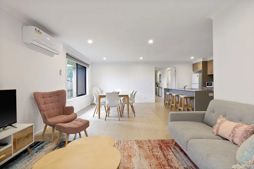 Island Life by Ready Set Stay- Spacious home a stroll away from the beach - Image 1