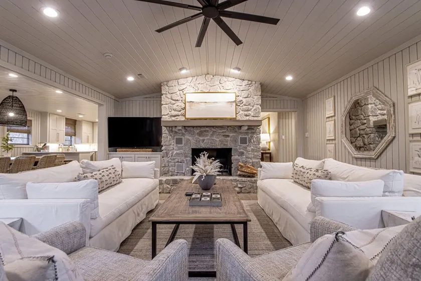 Upscale Lake Retreat on Large Private Lot, Expansive Deck, Boat Dock & Hot Tub! - Image 1
