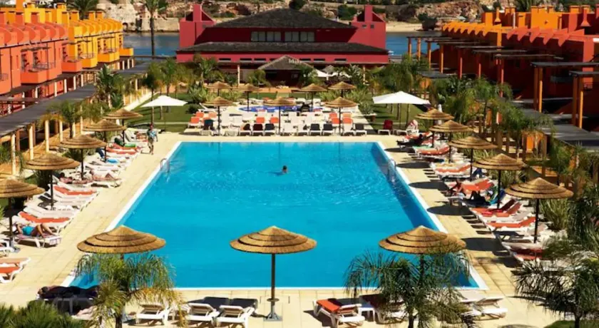 luxury T1 w/ terrace and barbecue in 4* complex Marina Portimão - Image 1