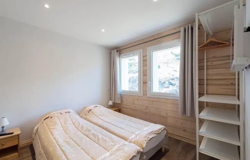 Chalet, wifi, ski-in/ski-out & foot of the slopes, view ski slopes, terrace, parking, tv, ski locker - Image 1