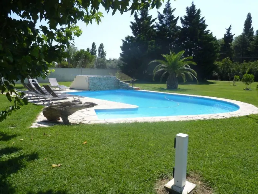 Propriété climatisée avec piscine dans un parc de 4000 mètres, 4km du centre - Image 1