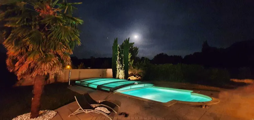 High-end apartment air conditioning swimming pool spa sauna fitness bikes ping pong, jeu de boules - Image 1