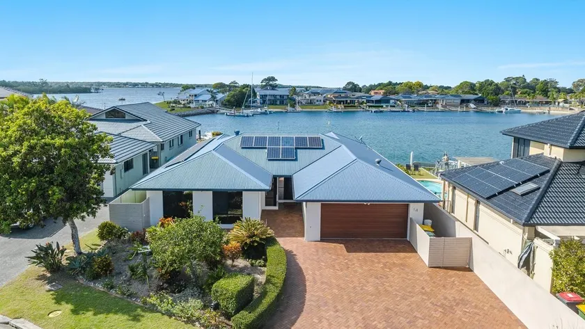 Dolphin Waters - Waterfront Delight - Holiday Yamba - Image 1