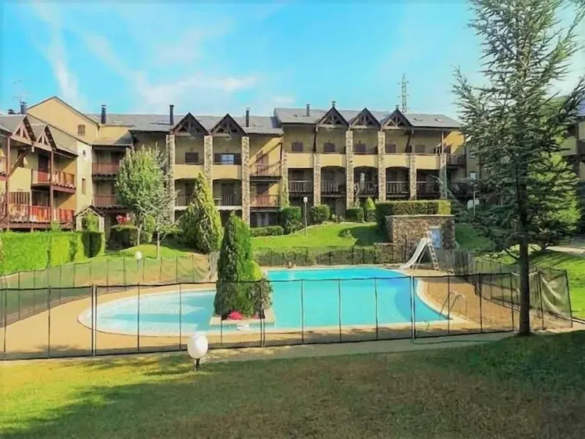 Preciosa casa con jardín y piscina - Image 1