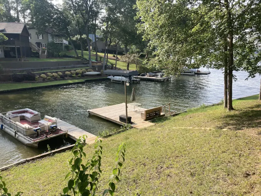 Lakefront cottage on rustic setting in cove - Image 1