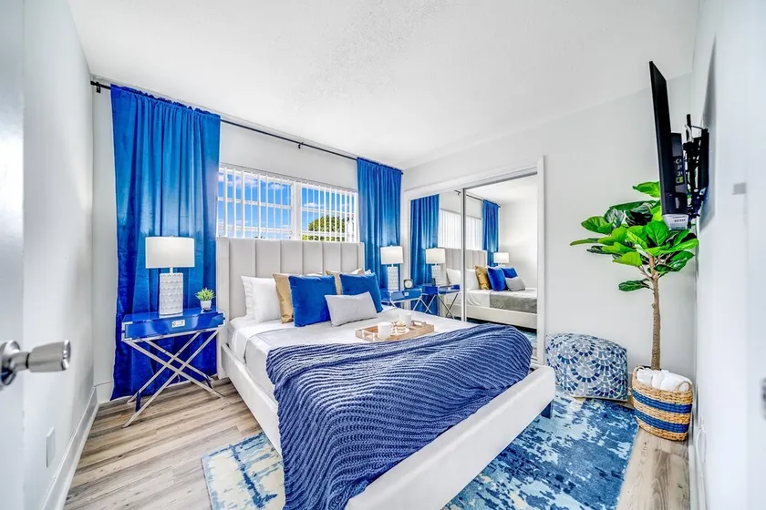 Relaxing Ground Floor Canal View – Palm Wave Stays - Image 1