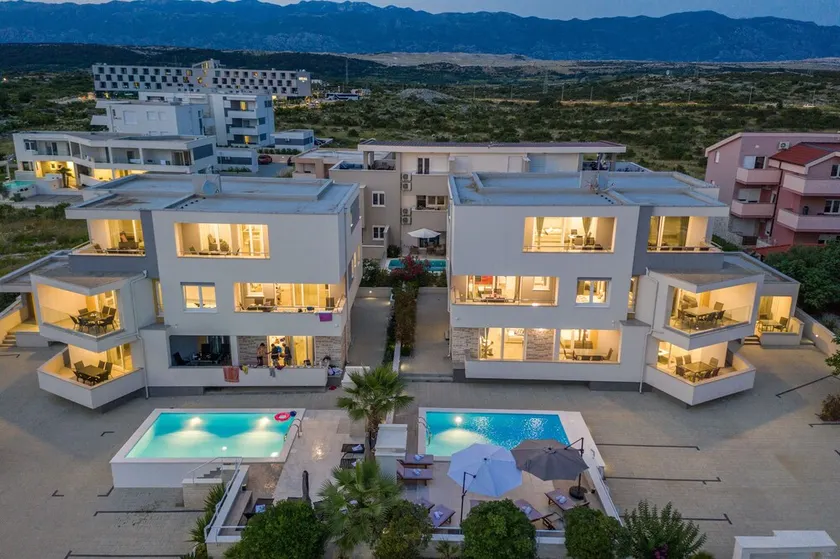 Deluxe Apartments for 10 with Pool - Image 1