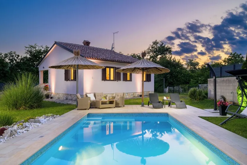 Ideal for family holidays, heated pool, traditional and quiet location - Image 1