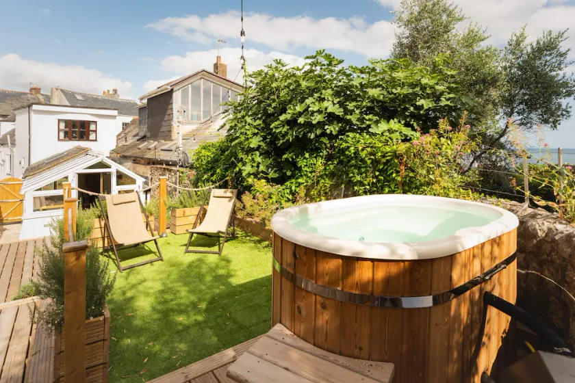 Romantic hot tub getaway moments from the sea front - Image 1