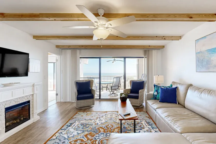 Oceanfront condo with private balcony, shared pool and beach access - Image 1