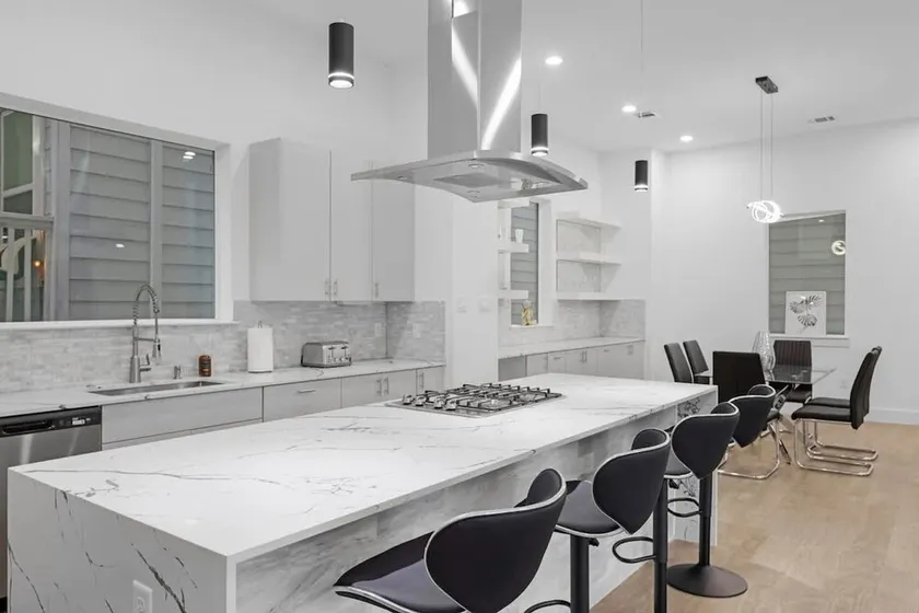Luxurious 3 Bed3 Bath near Downtown Houston - Image 1