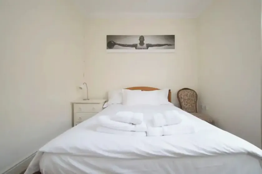 Charming 1BD Victorian Terrace Flat in Dalston - Image 1