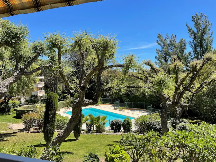 Appartement de Charme au Cœur des Golfs, Piscine Privée, Proximité de la mer - Image 1