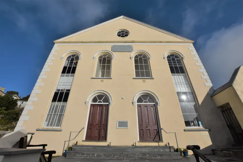 3 Bedroom, Seafront Open Plan Renovated Chapel Apartment, sleeps 6, Pet Friendly - Image 1