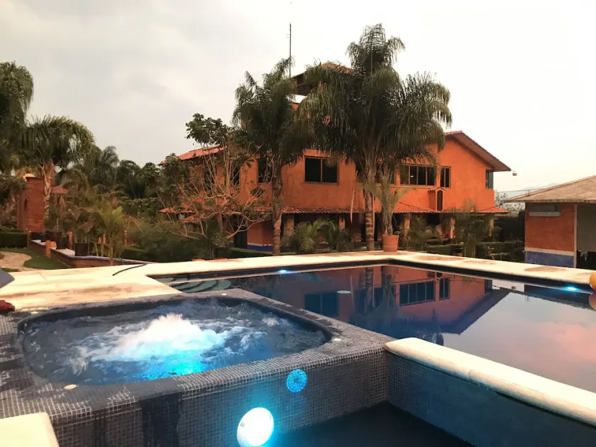 Glamping i Green Hills Mansion - Image 1