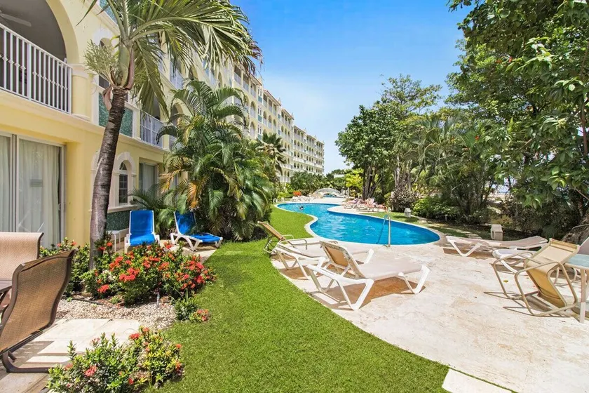 Moderne Eigentumswohnung am Strand mit Pool - Sapphire Beach 102 - Image 1