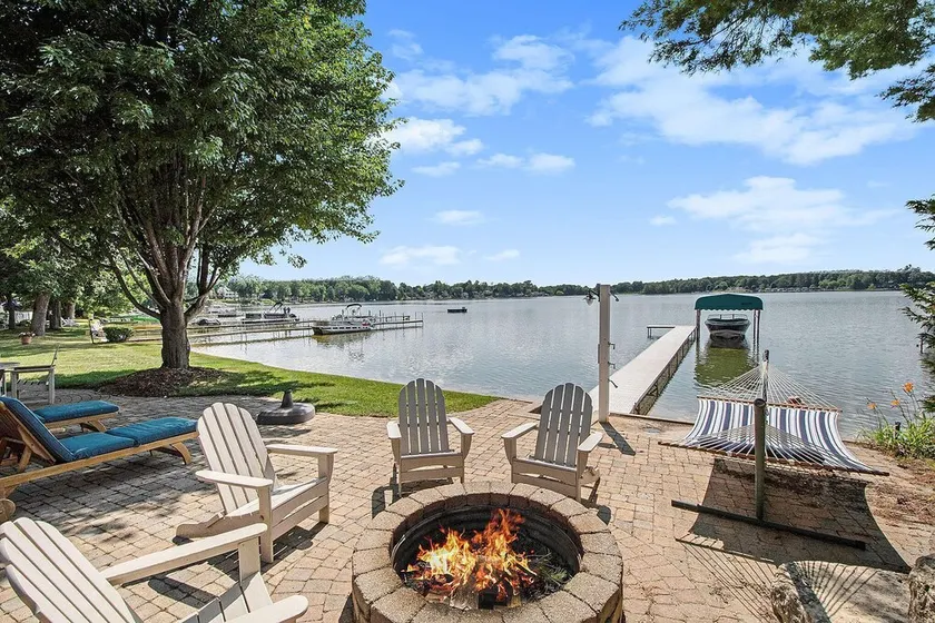 Perfect Family Lakehouse - Sandy Beach, Dock, Fire Pit & Big Yard - Image 1