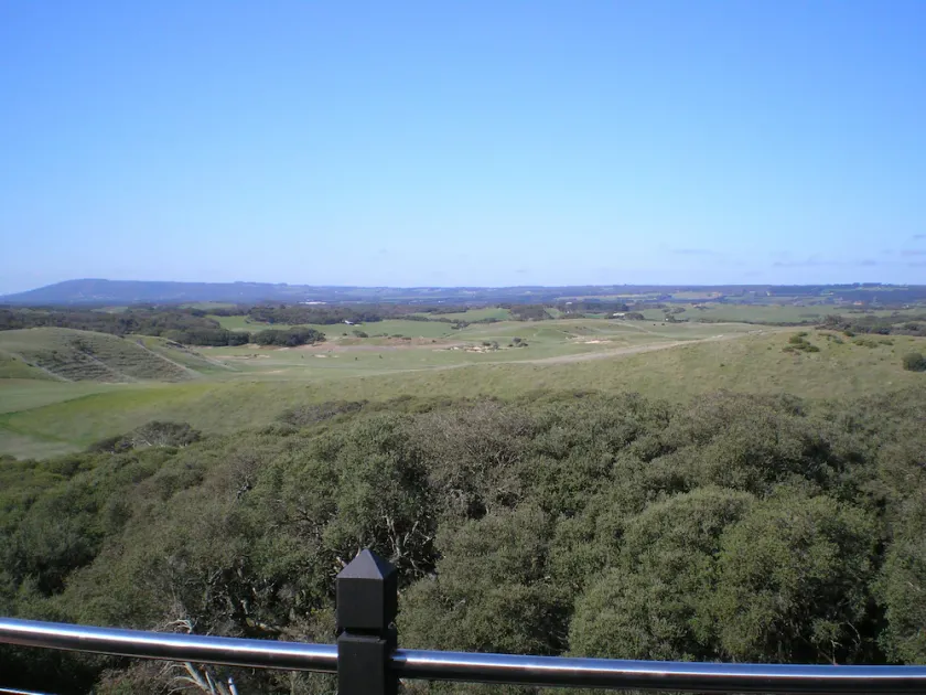 Pirongia Villa, high on a hill, beach is 200m walk away. - Image 1
