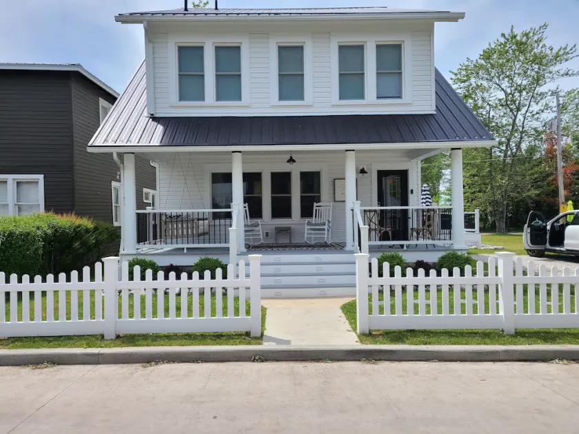 Lake House located in the heart of The Strip. - Image 1