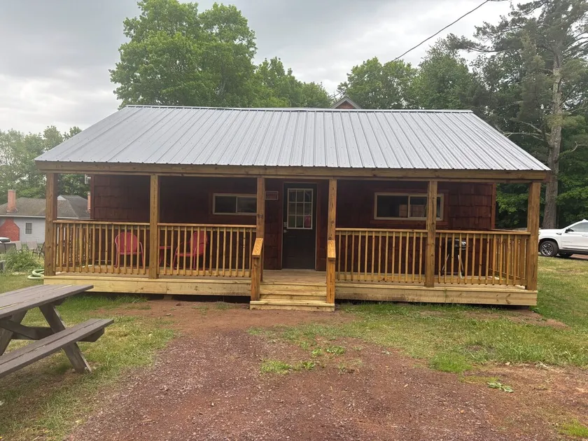 1 bedroom cabin on lakefront property. Pet friendly. - Image 1