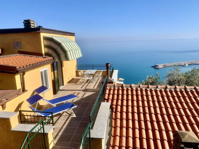 Magnifique terrasse surplombant la mer - Image 1